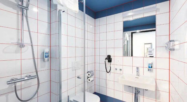 Кровать в общем номере (женский номер) MEININGER Hotel Genève Centre Charmilles