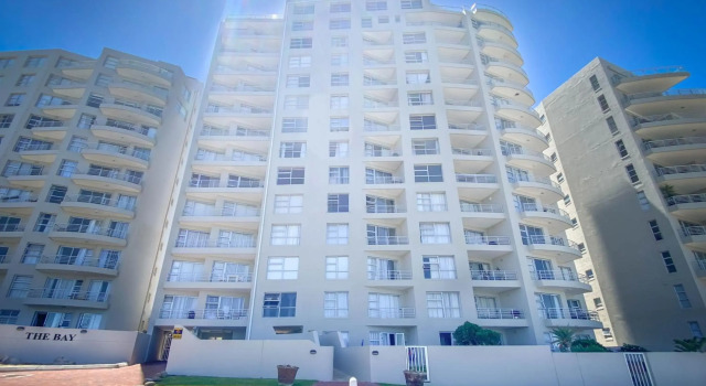 Luxury beachfront 2 bed, 2 bath with communal swimming pool, Забронировать Отель Отели Cape Peninsula с бассейном, Бассейн