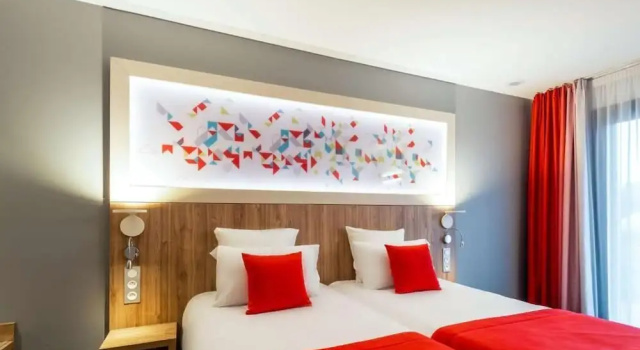 Balkonlu Ekonomi çift kişilik oda Brit Hotel Figeac