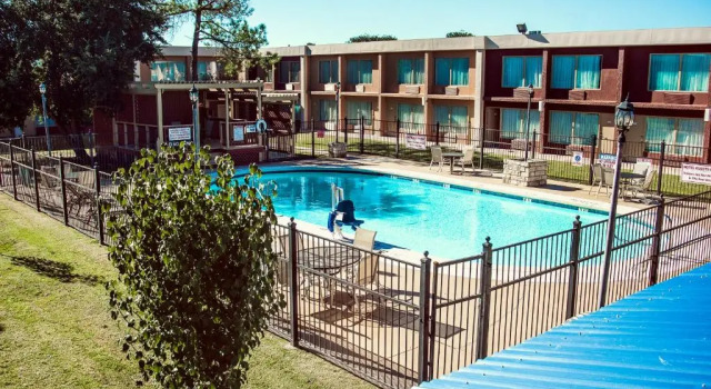 Четырёхместный номер Standard Express Inn & Suites Greensville TX