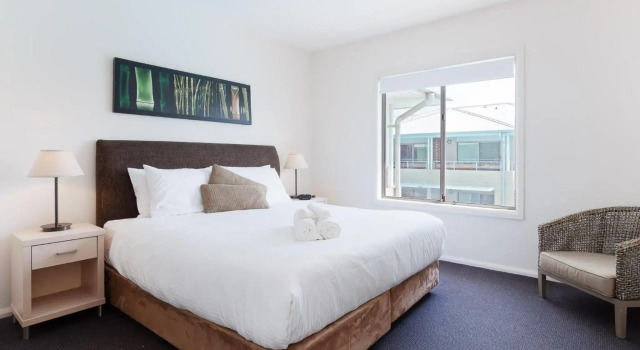 245 Pacific Blue 265 Sandy Point Rd air conditioned unit with resort facilities and linen supplied, Book Resort Salamander Bay Port Stephens