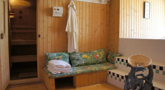 Luxurious Unique Baroque Castle Lavishly Furnished, Book Apartment Hotels in Mostviertel with a Pool, Swimming Pool