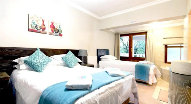 Трёхместный семейный номер Luxury OR Tambo Guest House