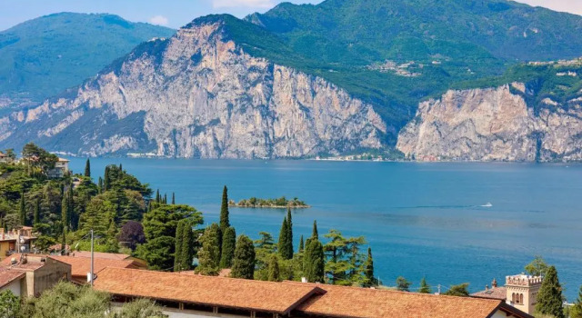 Двухместный номер Standard с балконом и с видом на озеро Hotel Villa Smeralda