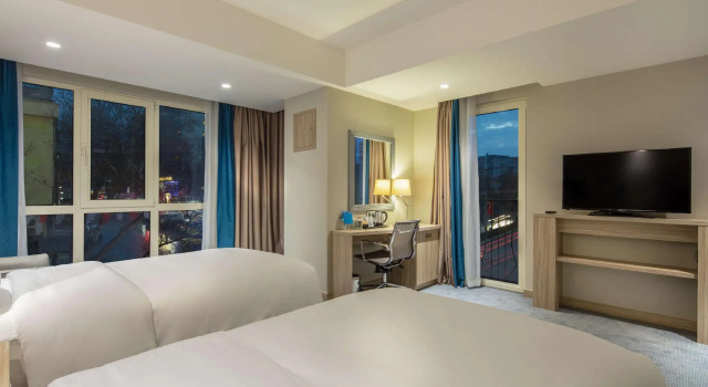 Двухместный номер Standard с балконом Hampton by Hilton Kahramanmaras