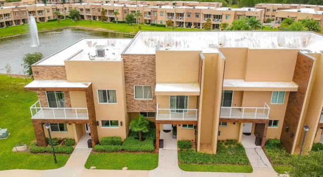 Коттедж Beautiful Townhome Overlooking The Lake And The Pool