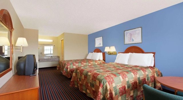 Четырёхместный номер Standard Days Inn by Wyndham Downtown-Nashville West Trinity Lane