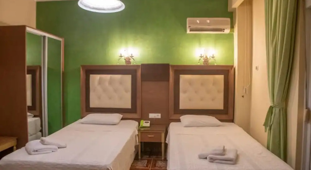 Двухместный номер Economy с балконом Hotel Astoria