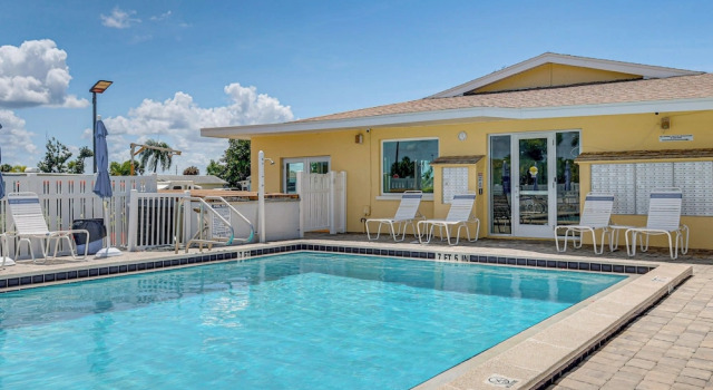 Коттедж 3 Mi to Gulf! Fort Myers Beach Gem w/ Pool Access