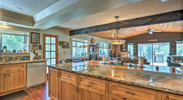 Коттедж с 4 комнатами Gorgeous Oakhurst Retreat w/ Swimming Hole!