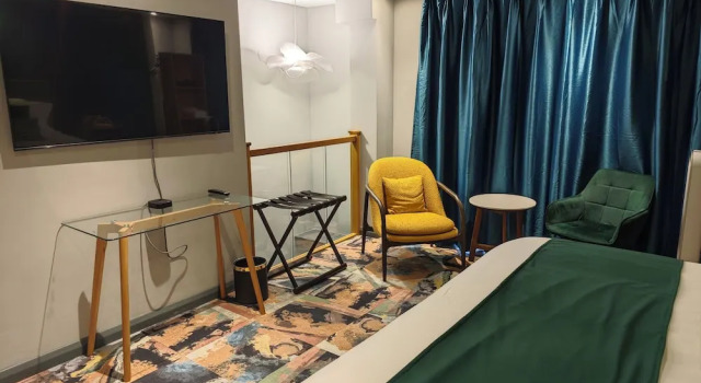 Deluxe suite cu balcon și cu vedere parțială la mare Pinnacle Suites