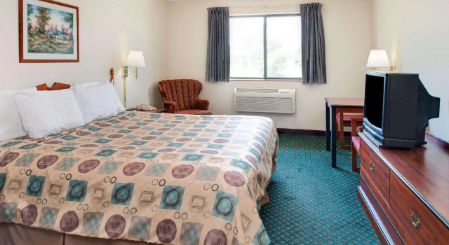 Двухместный номер Standard Super 8 by Wyndham Omaha Eppley Airport/Carter Lake