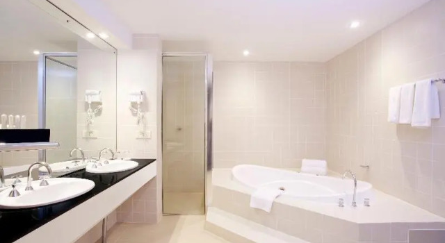 Двухместный номер Standard Crowne Plaza Canberra by IHG