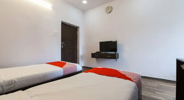 Oyo 16633 Green City Club House
