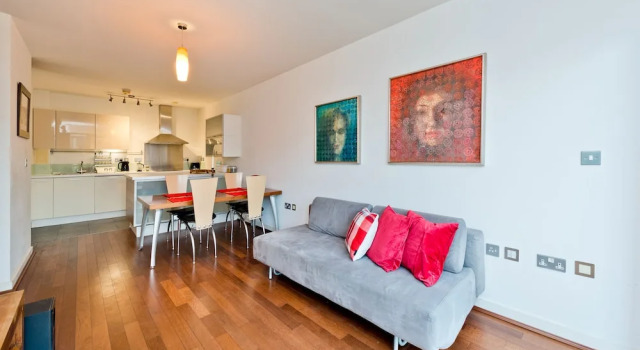 Spacious Flat With Balcony Close to the River in Greenwich by Underthedoormat, Varaa Huoneisto Asunnot kohteessa Merseyside, Huoneisto