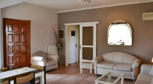 Unwind in a Spacious flat with Gardens near Beach