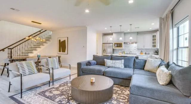 Апартаменты Pet-friendly Duplex Unit in Southwest Houston