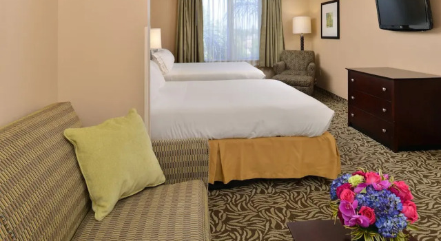 Трёхместный люкс Holiday Inn Express & Suites Fresno River Park Hwy 41 by IHG