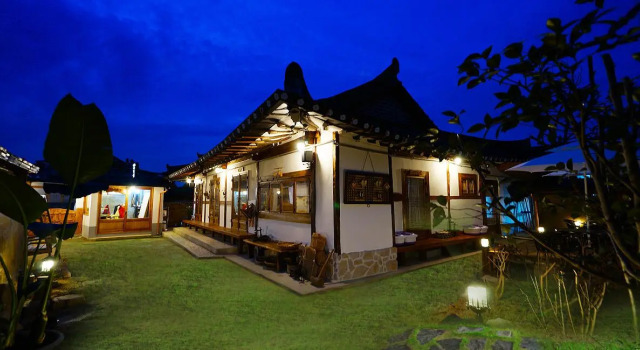 Jeonju Hanok Maeul Sukbak Byeolbit Goong, Забронировать Отель Чонджу Чолла-Пукто, рядом с Конфуцианская школа хянгё в Чонджу