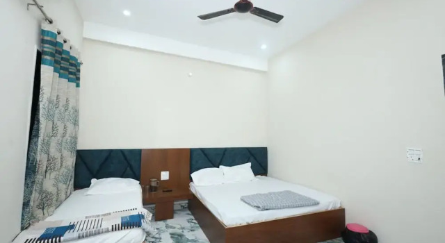 Двухместный номер Standard с балконом Hotel Shri Balaji Dham, Family Room Near Mathura Railway Station