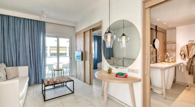 Apartmá s balkonem a a částečným výhledem na moře King Jason Protaras - Designed for Adults By Louis Hotels