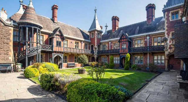 Centrally-located Flat in Stunning Period Building