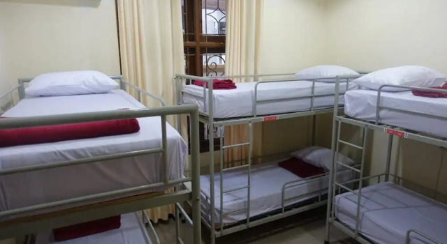 Vuode makuusalissa (miesten makuusali) parvekkeella The Backpacker Semarang - Hostel