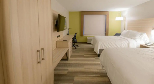 Четырёхместный люкс Holiday Inn Express & Suites Dayton East - Beavercreek by IHG