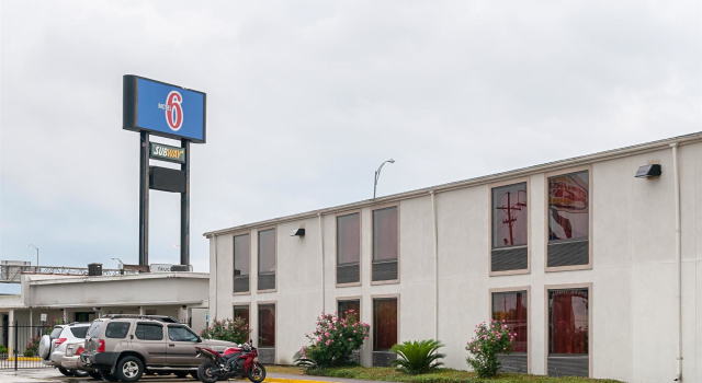 Motel 6 New Orleans, LA - Near Downtown