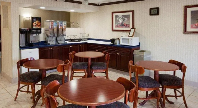 Кровать в общем номере Country Hearth Inn of Knightdale
