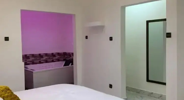 Вилла с балконом и с видом на сад Okpèyèmi guest house