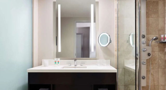 Четырёхместный номер Standard The Lofton Hotel Minneapolis, Tapestry Collection by Hilton