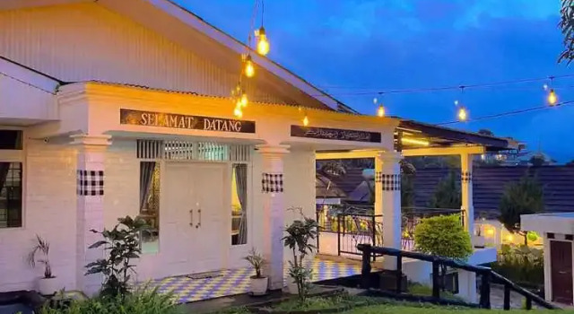 Villa Sindang Restu SR Cisarua with Sharing Pool