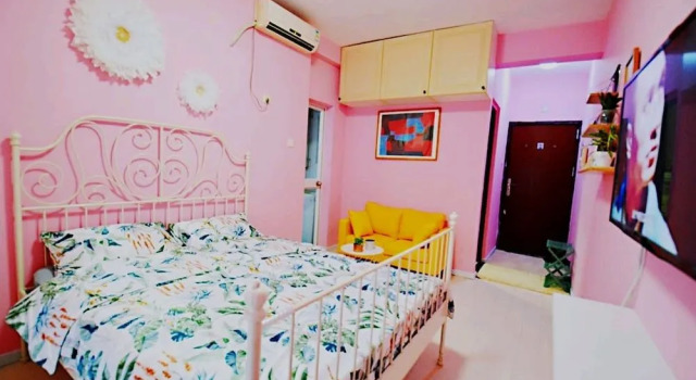 Avatar Fireworks Queen Bed Studio in Center Futian