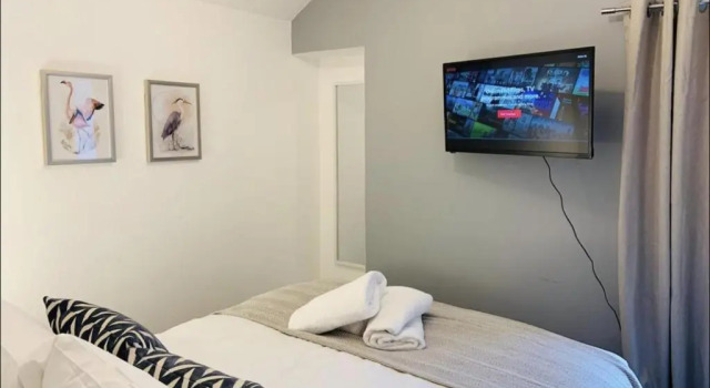 Коттедж 4 Bed Executive Style House - Near City Centre