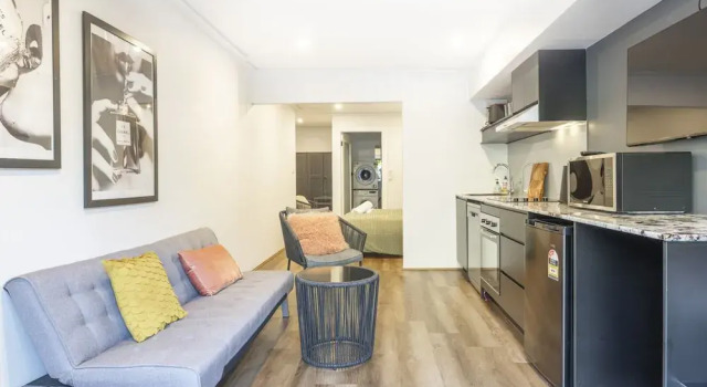 Студия Kozyguru | Balmain | Townhouse bridge view or Charming Comfy Studio