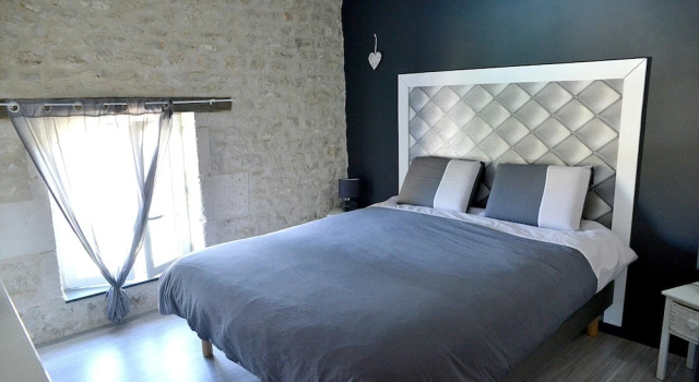 Villa With 5 Bedrooms in Voissay, With Private Pool, Enclosed Garden a, Rezerwuj Willa Hotele w Charente-Maritime z parkingiem, Parking