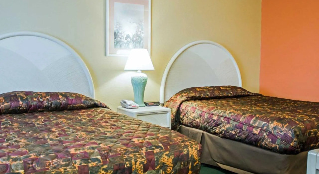 Четырёхместный номер Standard Rodeway Inn & Suites Haines City - Winter Haven