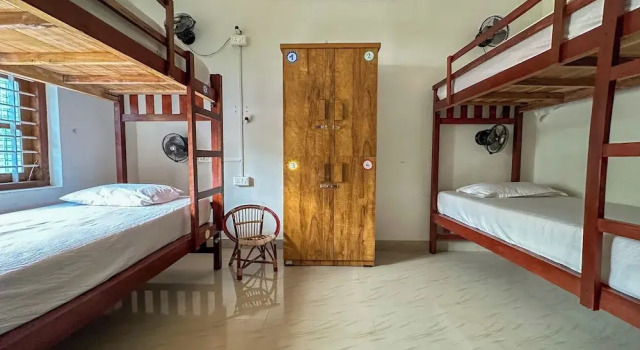 Кровать в общем номере с балконом Mollys Hostel