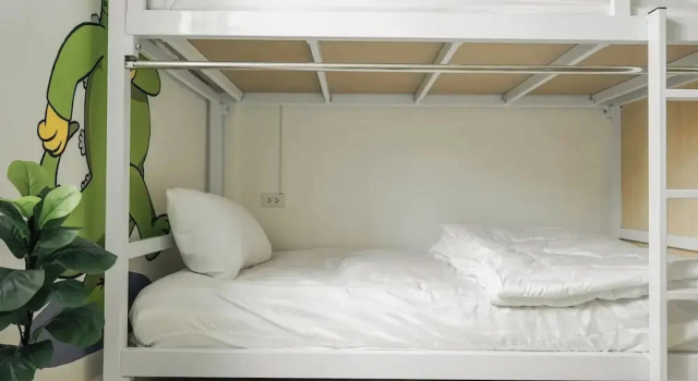 The Roamery Hostel, Забронировать Хостел Бангкок провинция Бангкок, рядом с Храм Ват Ратчанатдарам Воравихан