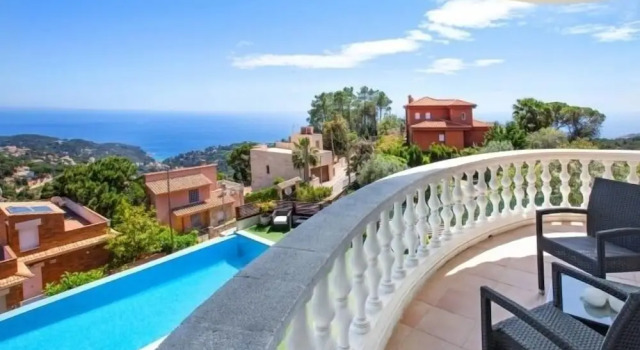 Вилла с 3 комнатами с видом на море Villa Brava