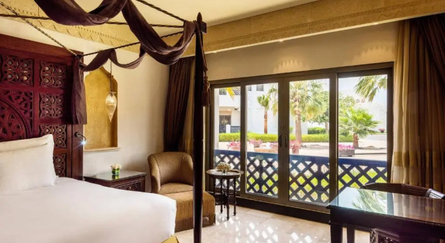 Двухместный люкс с видом на море Sharq Village & Spa, a Ritz-Carlton Hotel