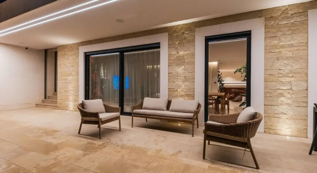 Jerina Mansion 6BR Villa With Private Pool, Varaa Villa Mökit kohteessa Tirana County, Mökki