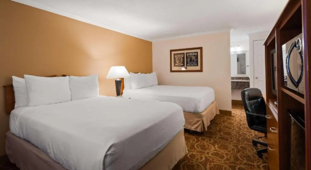 Четырёхместный номер Standard с видом на бассейн Sturgis Lodge & Suites, Travelodge by Wyndham