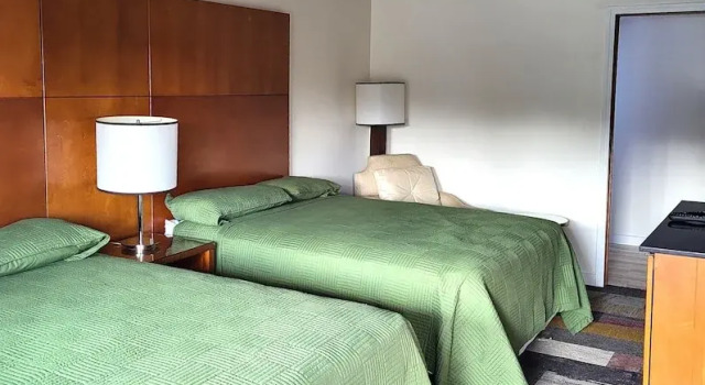 Четырёхместный номер Classic Shelton Inn
