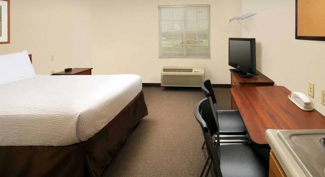 Studio 6 Extended Stay Fort Myers FL, Забронировать Отель Форт-Майерс Fort Myers Area, рядом с Manatee World