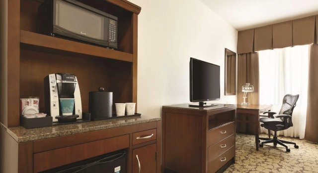 Четырёхместный номер Premium Hilton Garden Inn Rochester Downtown, NY