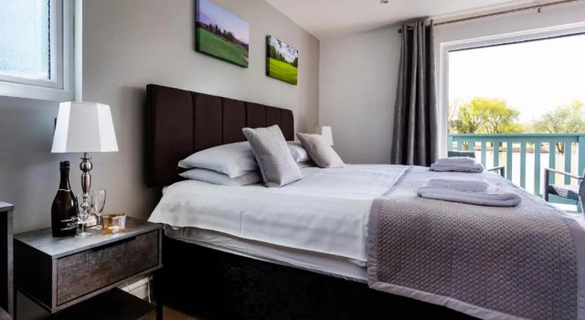Семейный номер Standard с видом на озеро The Vale Golf & Country Club