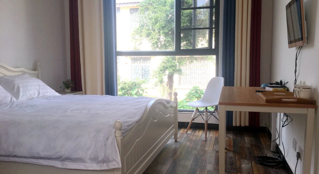 Shi Lin family folk inn, Rezerwuj Hotel Hotele w Kunming z parkingiem, Parking