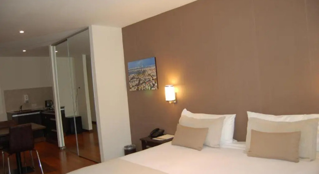 Полулюкс Hotel de la Cité